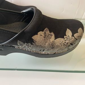 Black nubuck with floral silver overlay Danskos sz41